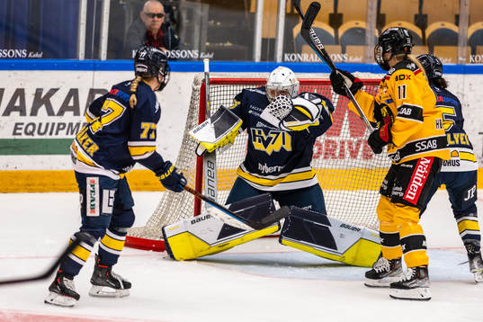 s målvakt Anni Keisala räddar pucken från Luleås