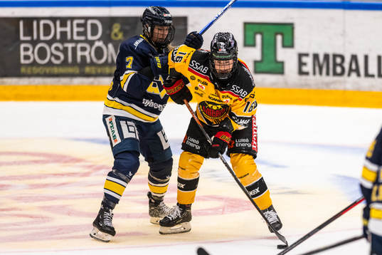 s Ella Viitasuo och Luleås  Petra Nieminen  i kamp om