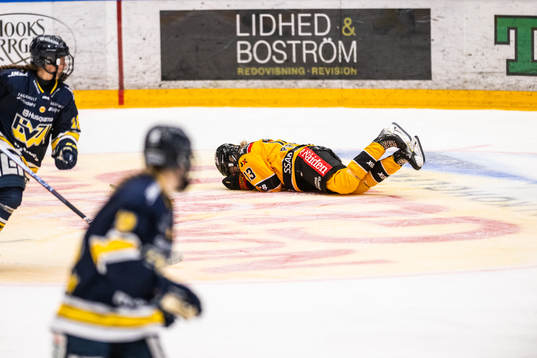 Luleås Jenna Pirttijärvi  ligger på isen