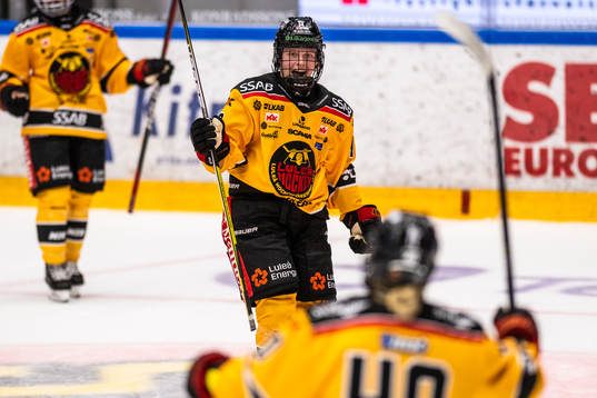 Luleås Viivi Vainikka jublar