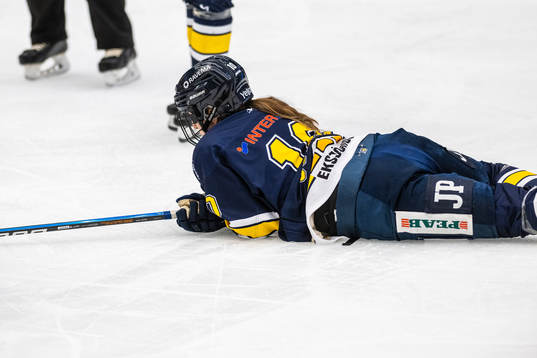 s Ariane Julien skadas och leds av isen