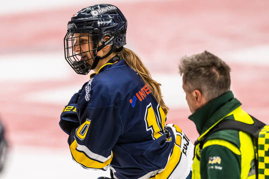 s Ariane Julien skadas och leds av isen