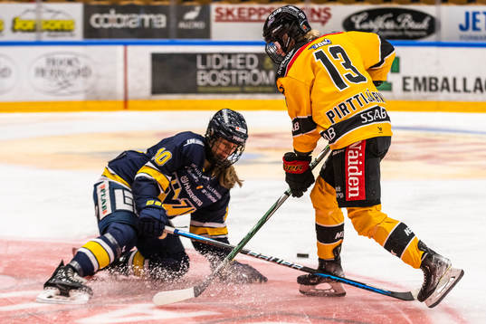s Ariane Julien och Luleås Jenna Pirttijärvi i kamp o