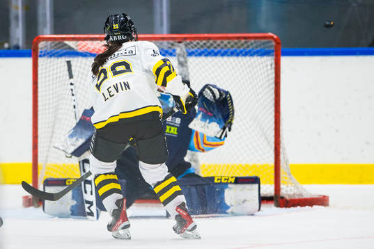 s Felicia Levin med en målchans