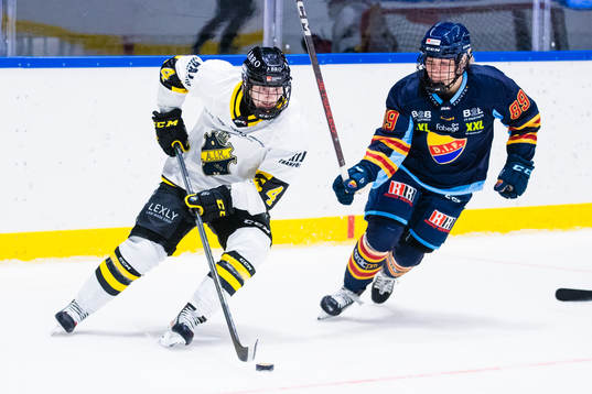 s Aino Karppinen och Djurgårdens Nicole Hall