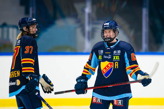 Djurgårdens Josefine Holmgren och Josefine Jakobsen ler