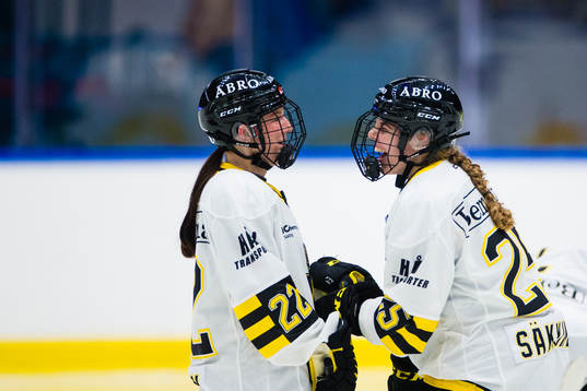 s Felicia Levin och Sara Säkkinen jublar