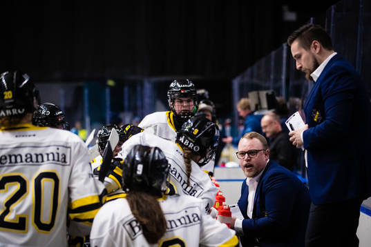 s tränare Carl Wendt i en timeout med spelare