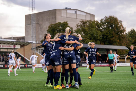 FC Rosengårds Mia Persson jublar med lagkamrater