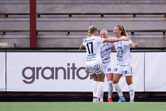 Kalmars Juliette Mikaela Kemppi jublar med lagkamrater