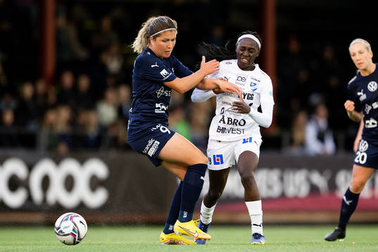FC Rosengårds Loreta Kullashi och Kalmars Viola Nambi