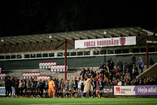 FC Rosengårds spelare jublar