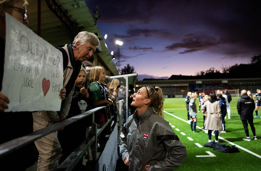 FC Rosengårds Karin Lundin pratar med åskådare