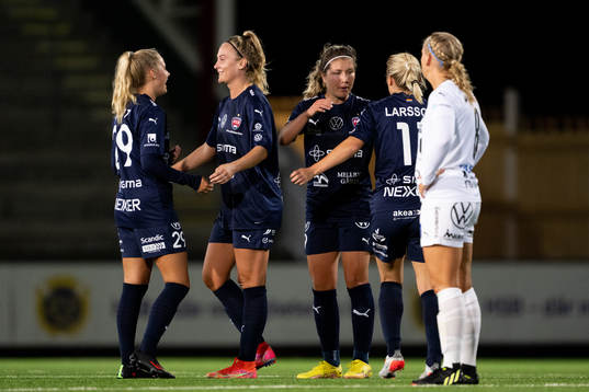 FC Rosengårds Karin Lundin jublar med Olivia Holdt
