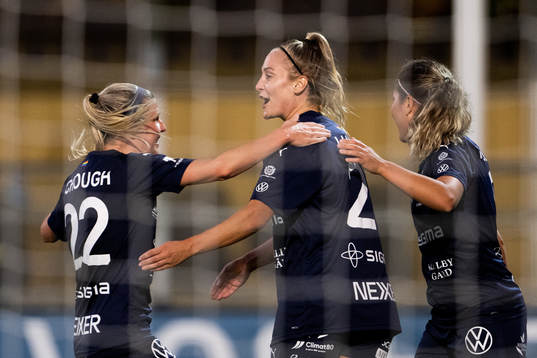 FC Rosengårds Karin Lundin jublar ihop med Olivia Schough