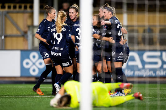 FC Rosengårds Karin Lundin jublar ihop med lagkamrater
