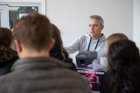 Urban Karlsson klubbdirektör tar emot biljetter