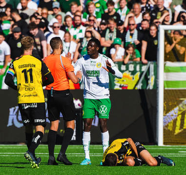 Domare Victor Wolf och Hammarbys Nathaniel Adjei