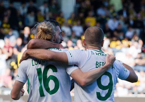 Hammarbys Gustav Ludwigson jublar med Veton Berisha