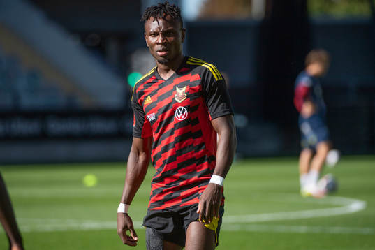 Östersunds Sam Mensiro innan fotbollsmatchen i Superettan