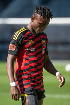 Östersunds Sam Mensiro innan fotbollsmatchen i Superettan