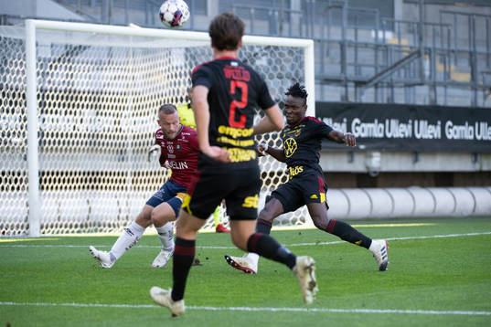 Örgrytes Nicklas Bärkroth och Östersunds Sam Mensiro