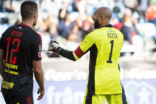 Östersunds målvakt Aly Keita jublar