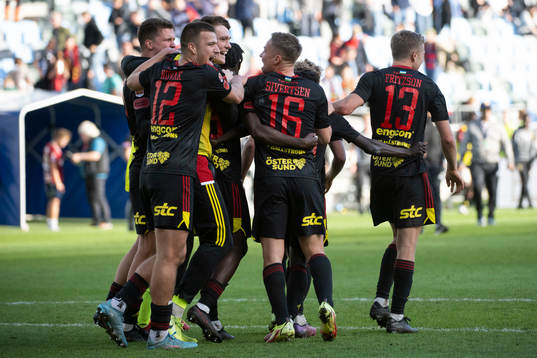 Östersunds spelare jublar fotbollsmatchen i Superettan