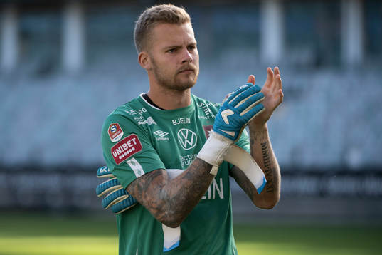 Örgrytes målvakt Robin Wallinder deppar