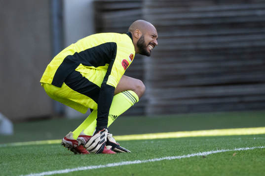 Östersunds målvakt Aly Keita har ont