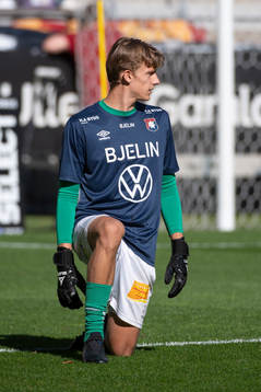 Örgrytes målvakt Arvid Skoglund innan fotbollsmatchen i