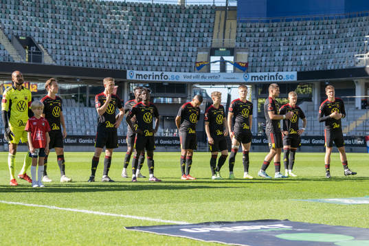 Östersunds spelare innan fotbollsmatchen i Superettan