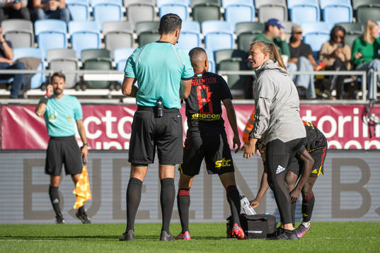 domare Adi Aganovic i samtal med Östersunds fysio Jenny