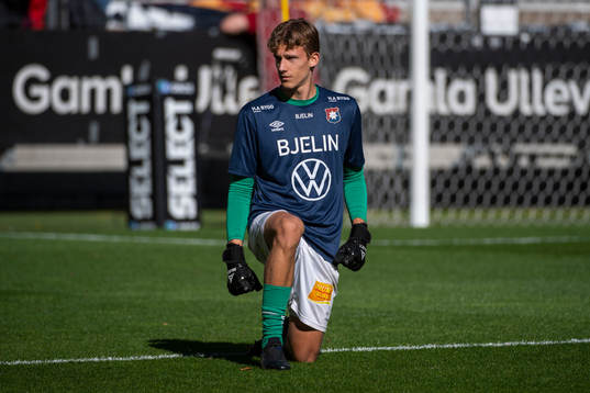 Örgrytes målvakt Arvid Skoglund innan fotbollsmatchen i