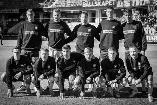 Örgrytes spelare med ”Free Dawit” tröjor