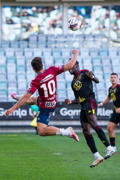 Örgrytes Kevin Ackermann och Östersunds Sam Mensiro