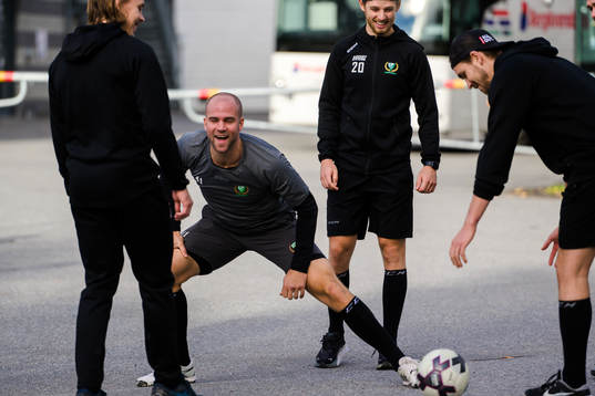Färjestads Henrik Björklund värmer upp