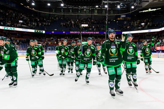 Färjestads Linus Johansson jublar med lagkamrater och