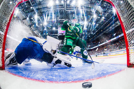 Färjestads Theodor Lennström skjuter 3-1 bakom Leksands
