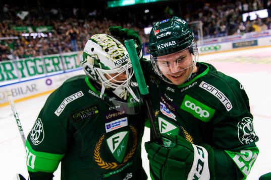 Färjestads målvakt Matthew Tomkins  och Ville Pokka jublar