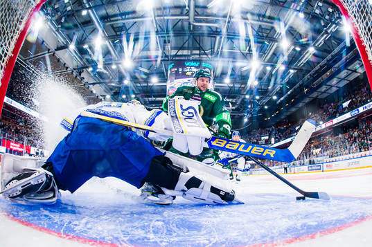Färjestads Theodor Lennström skjuter 3-1 bakom Leksands