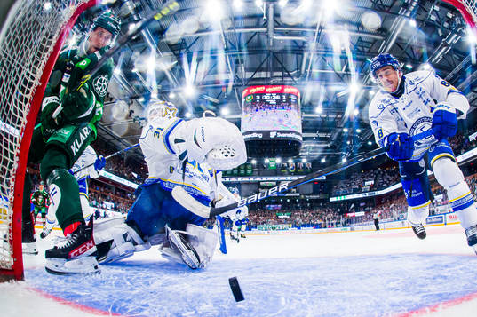 Färjestads Per Åslund och Leksands målvakt Kasimir