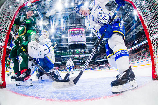 Färjestads Per Åslund och Leksands målvakt Kasimir