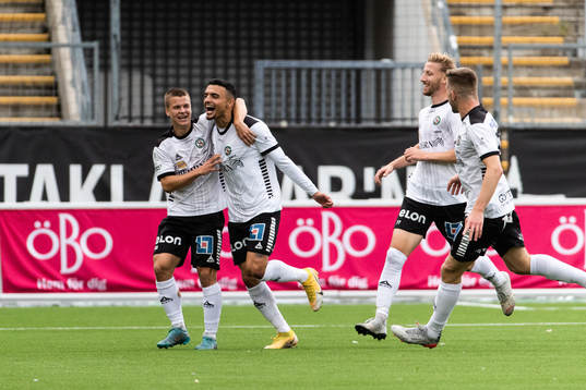 Örebros Ahmed Yasin jublar med Samuel Dahl