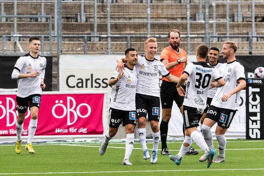 Örebros Jiloan Hamad och David Seger jublar