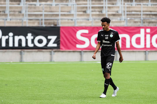 Västerås Alex Douglas lämnar planen