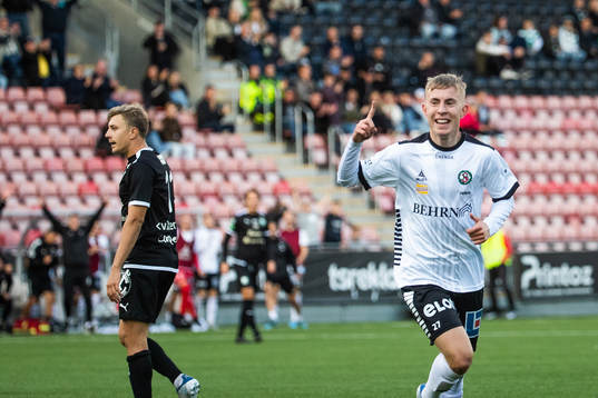 Örebros Valgeir Valgeirsson jublar