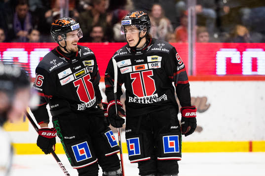 Örebros Emil Larsson och Leo Carlsson jublar