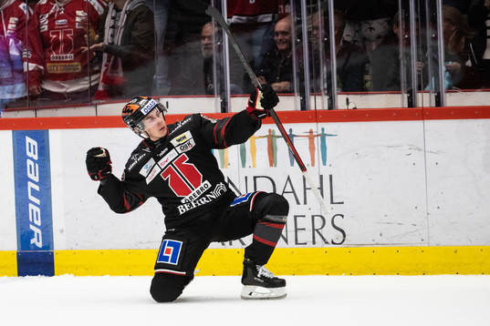 Örebros Robert Leino jublar