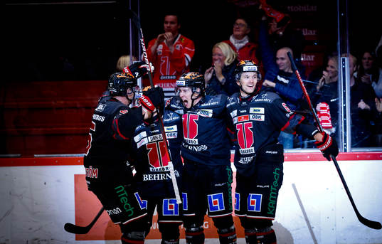 Örebros Robert Leino jublar